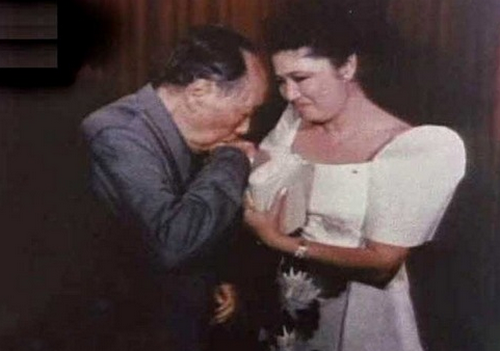 令江青嫉妒世界震惊的毛泽东唯一亲吻女性照热传(组图)