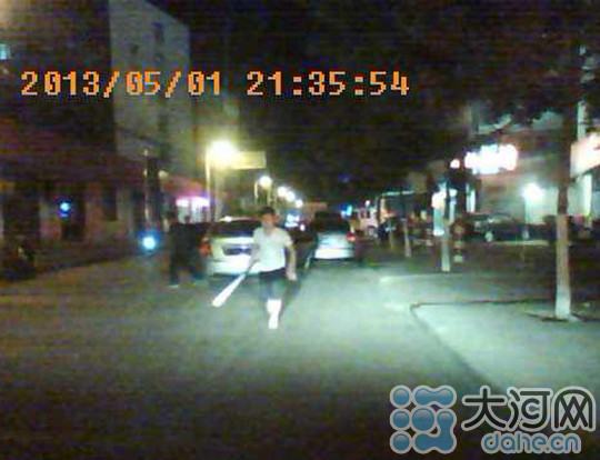 河南多名男子当街砍人 现场堪比香港警匪片中画面(组图)