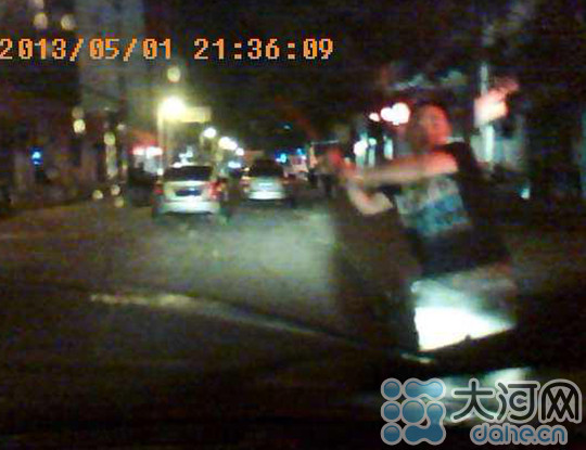 河南多名男子当街砍人 现场堪比香港警匪片中画面(组图)