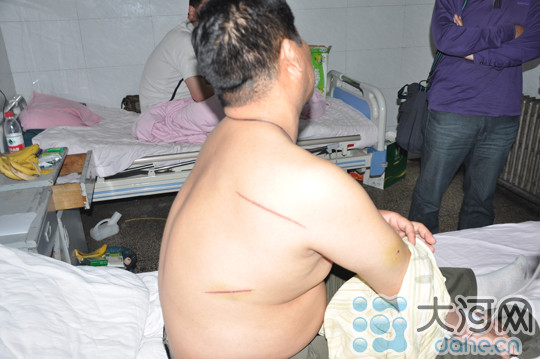 河南多名男子当街砍人 现场堪比香港警匪片中画面(组图)