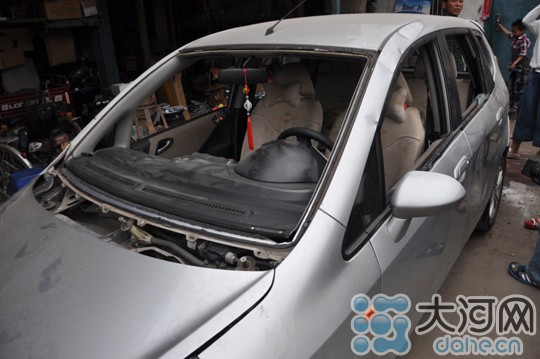 河南多名男子当街砍人 现场堪比香港警匪片中画面(组图)