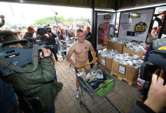 德国超市奇葩促销 男女疯狂裸体购物