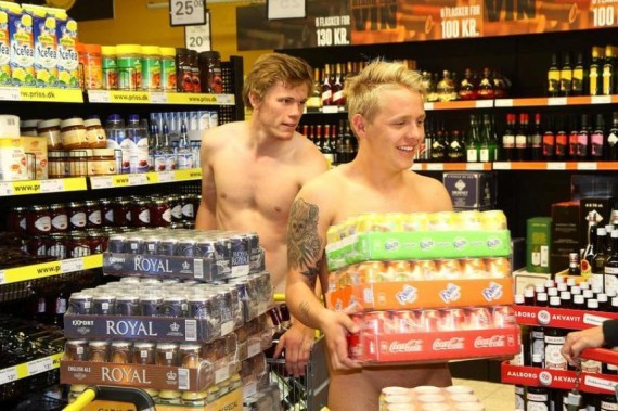 德国超市奇葩促销方式 男女游客疯狂裸体购物(组图)