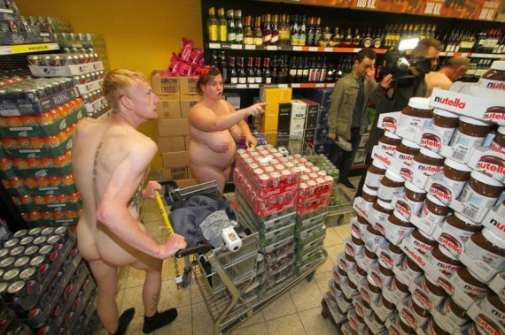 德国超市奇葩促销方式 男女游客疯狂裸体购物(组图)