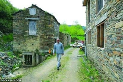 英国一男子用“白菜价”仅花4.5万欧元买下西班牙一村庄(图)