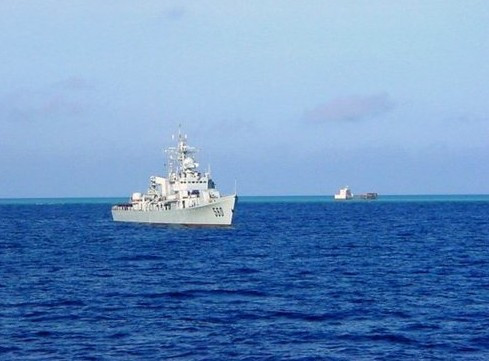 资料图：560号护卫舰在南海水域巡逻。