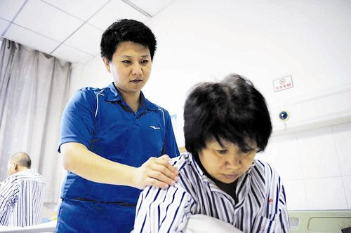 85后学子放弃读博打工救母 病房完成硕士论文(图)