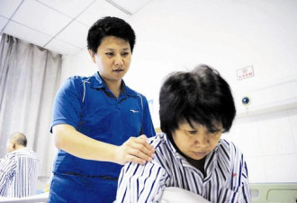 学子放弃读博打工救母 病房完成论文