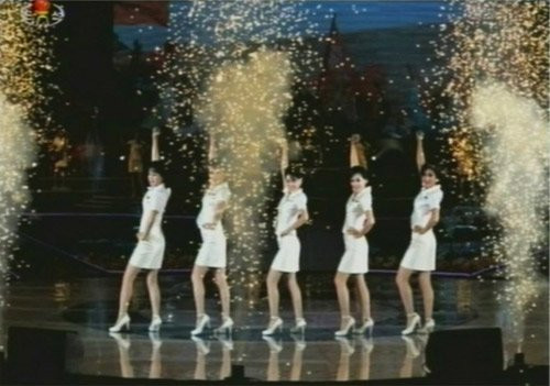 朝鲜首支女子乐队“牡丹峰”走红 曾穿超短裙表演(组图)