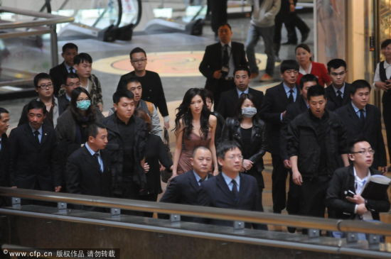 林志玲捞金 派头似太后 20名保镖前呼后拥势仗大(组图)