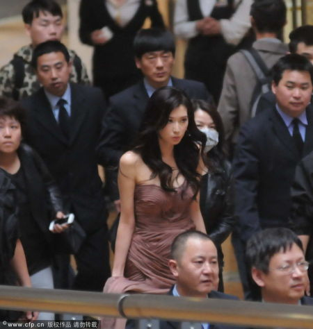 林志玲捞金 派头似太后 20名保镖前呼后拥势仗大(组图)