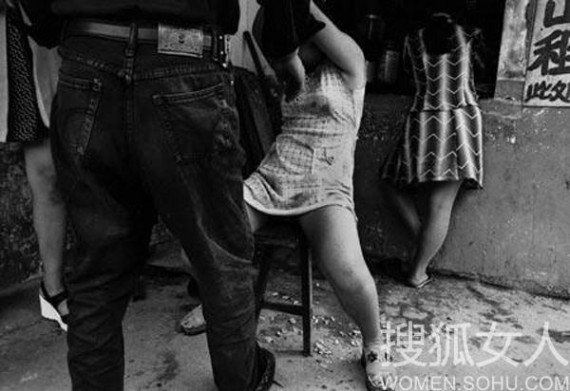 摄影师记录卖淫女的灰白人生 ：穿裤子的力都没有了(组图)
