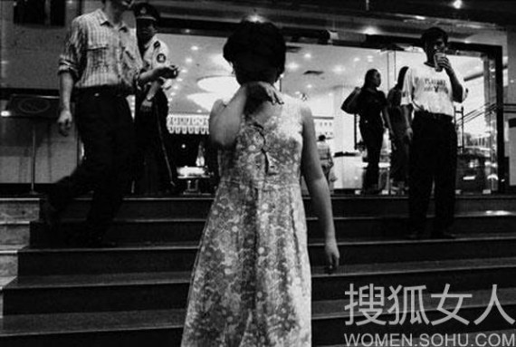 摄影师记录卖淫女的灰白人生 :穿裤子的力都没有了(组图)