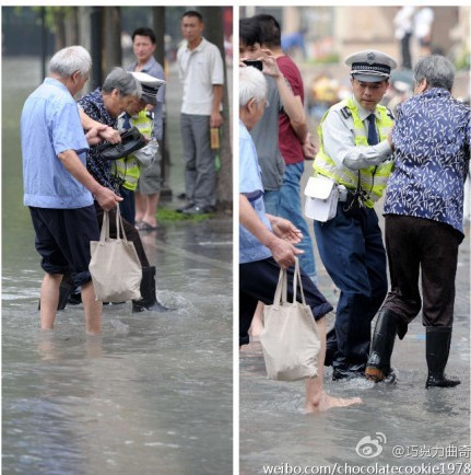交警背妹子过积水路面走红 笑称回家跪搓衣板(组图)