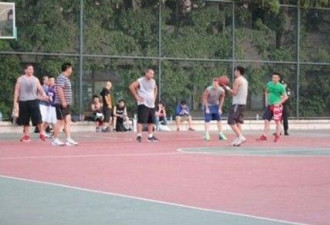 后街男孩在南京校园打篮球 朴素无人识