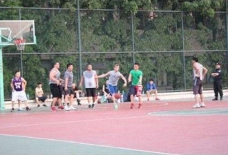 后街男孩在南京校园打篮球 朴素无人识