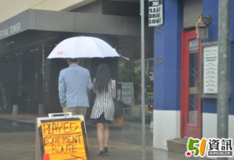 陈凯歌多城轻松行 雨中漫步寻找咖啡厅