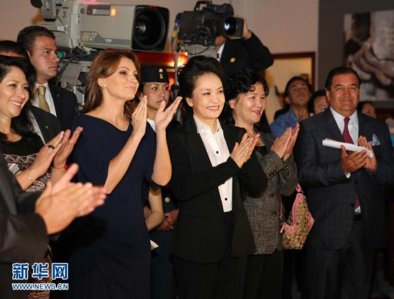 彭丽媛参观墨西哥电视台 与总统夫人争艳(高清组图)
