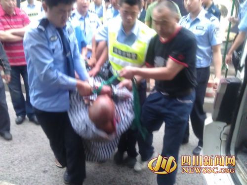 四川精神病患者持凶器激战数十干警 曾系散打冠军(组图)