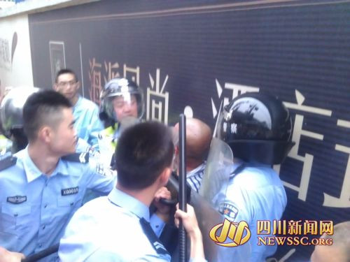 四川精神病患者持凶器激战数十干警 曾系散打冠军(组图)