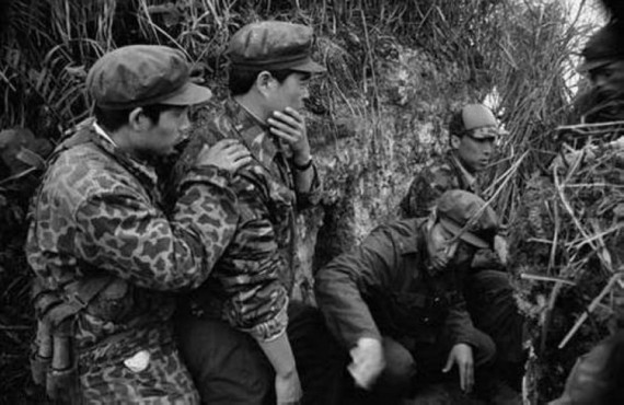 对越自卫反击战实拍：特战队员奔袭8公里抓俘虏(组图)