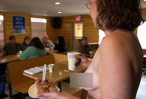 实拍美国裸身服务咖啡店 招聘“大胸女”惹抗议(组图)
