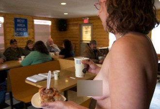 美国裸身咖啡店 招聘大胸女惹来抗议