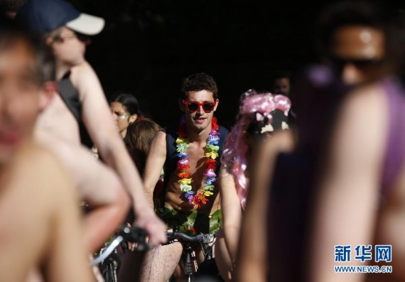 伦敦举办年度千人裸骑活动 天雷滚滚场面壮观(组图)