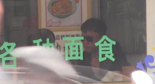 孙红雷与女友低调现身小面馆 知情人曝两人早已结婚(组图)