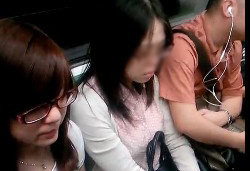 上海地铁猥琐男摸女生胸 全过程拍下