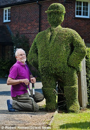 英国退休老人爱上园艺 自家门前打造“动物园”(组图)