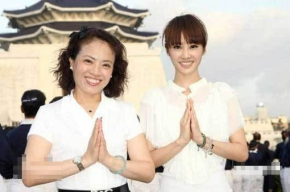 女星与家人撞脸 刘亦菲母亲气质脱俗完胜女儿(组图)