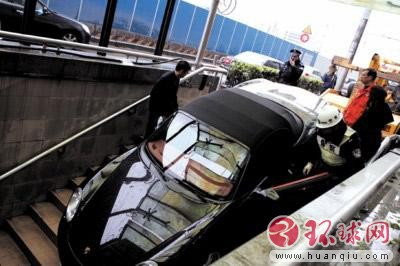 全球女司机的彪悍行为：倒车冲刺当场被吓晕(高清组图)
