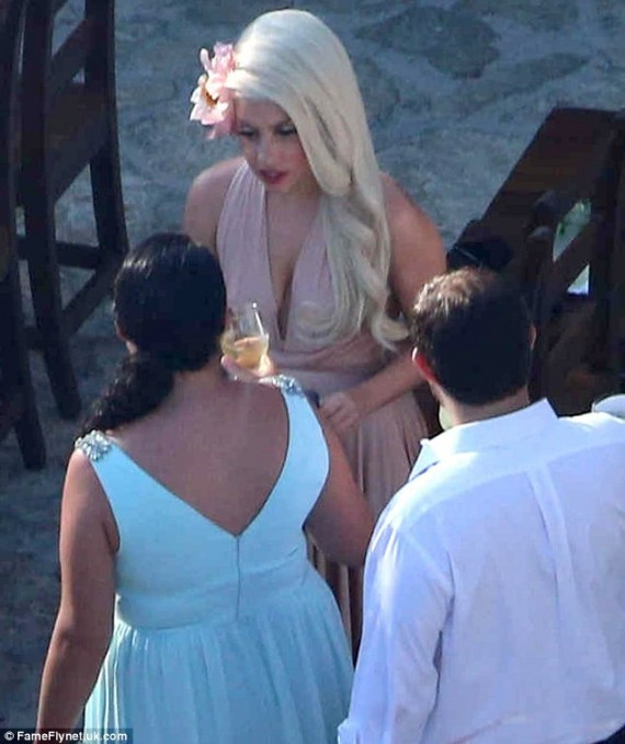 Lady Gaga穿深V裙为好友当伴娘 秀美背抢镜(组图)