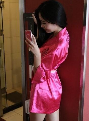 富家女穿睡衣床上铺满钱秀性感大肆炫富(组图)