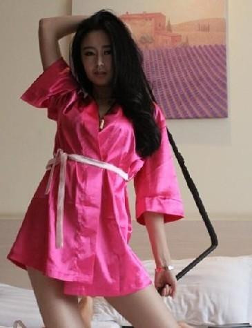 富家女穿睡衣床上铺满钱秀性感大肆炫富(组图)