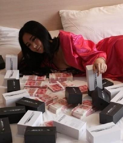 富家女穿睡衣床上铺满钱秀性感大肆炫富(组图)