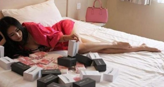 富家女穿睡衣床上铺满钱秀性感大肆炫富(组图)