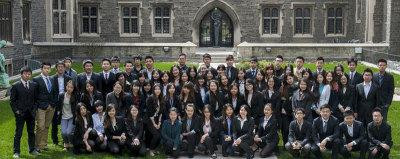 中国留学生因为要融入西方文化，往往碰到更多问题，图为多伦多大学中国学生会。 (图：张新野提供)</p> <p>