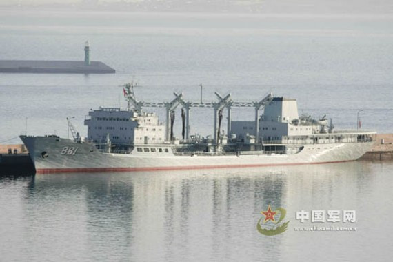 资料图：执行此次远海训练任务的&ldquo;洪泽湖&rdquo;综合补给舰。