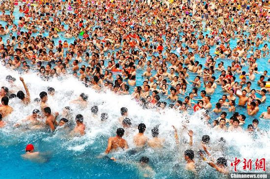 6月16日,重庆加勒比海水世界。当日,重庆发布高温橙色预警。常旭 摄 图片来源:东方IC