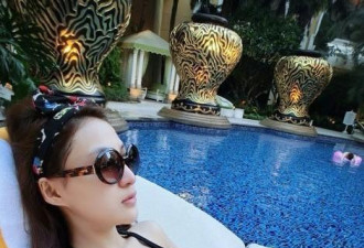 郭美美自拍比基尼秀乳沟 懒理网民谩骂