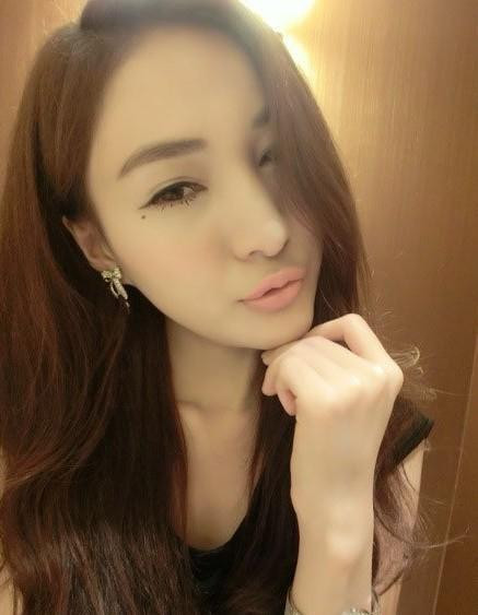 郭美美自拍比基尼秀乳沟 懒理网民谩骂(组图)