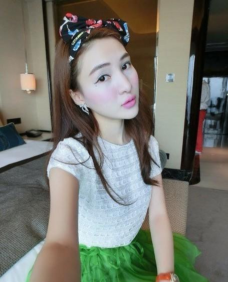 郭美美自拍比基尼秀乳沟 懒理网民谩骂(组图)