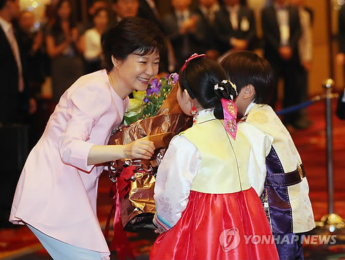 韩国女总统朴槿惠谈习近平:我们都受过不少苦(组图)