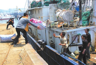 朝方抢走中国渔船食物 船员吃鱼充饥