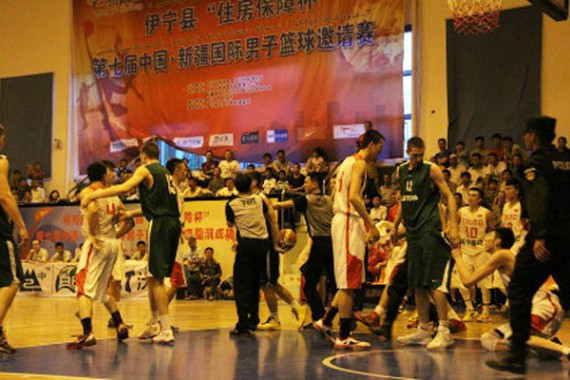 中国男篮热身与欧洲强敌立陶宛爆冲突 特警进场调解(组图)