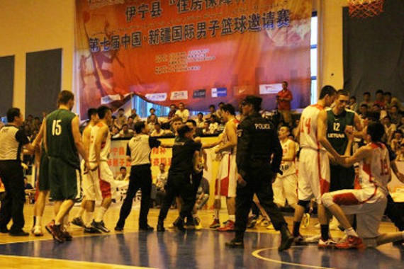 中国男篮热身与欧洲强敌立陶宛爆冲突 特警进场调解(组图)
