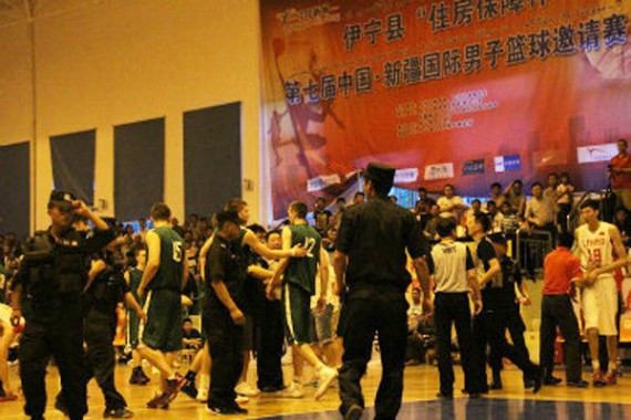中国男篮热身与欧洲强敌立陶宛爆冲突 特警进场调解(组图)