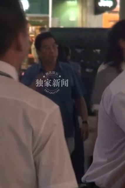 74岁李双江现身机场 走路踉跄面容憔悴(组图)